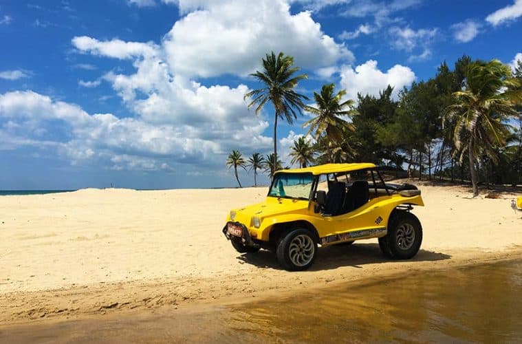 Buggy amarelo na praia do litoral norte