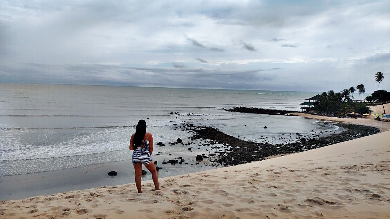 Vista do alto das dunas de Genipabu para a praia — passeio Cabra da Peste Tour em Natal RN