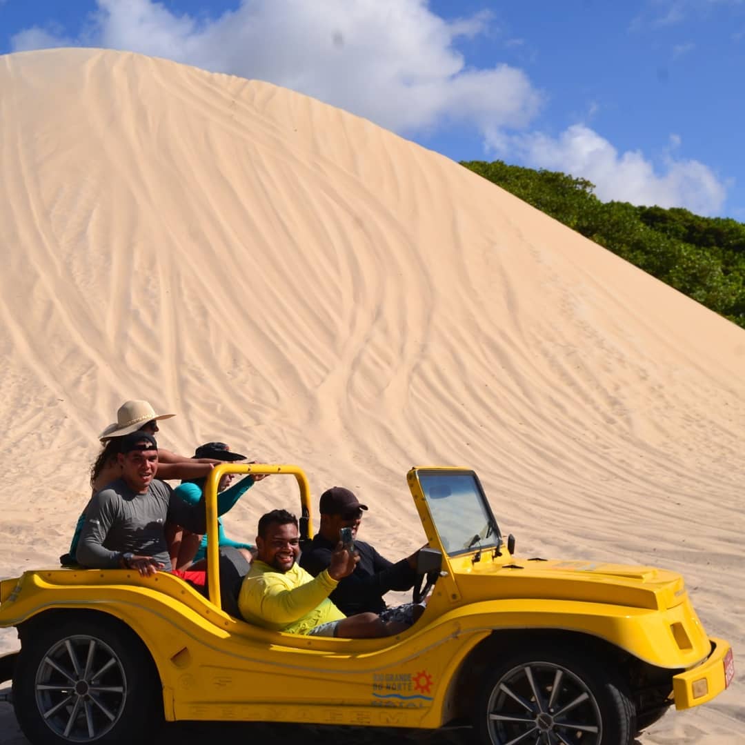 Grupo de turistas no passeio de buggy nas dunas de Genipabu — Cabra da Peste Tour