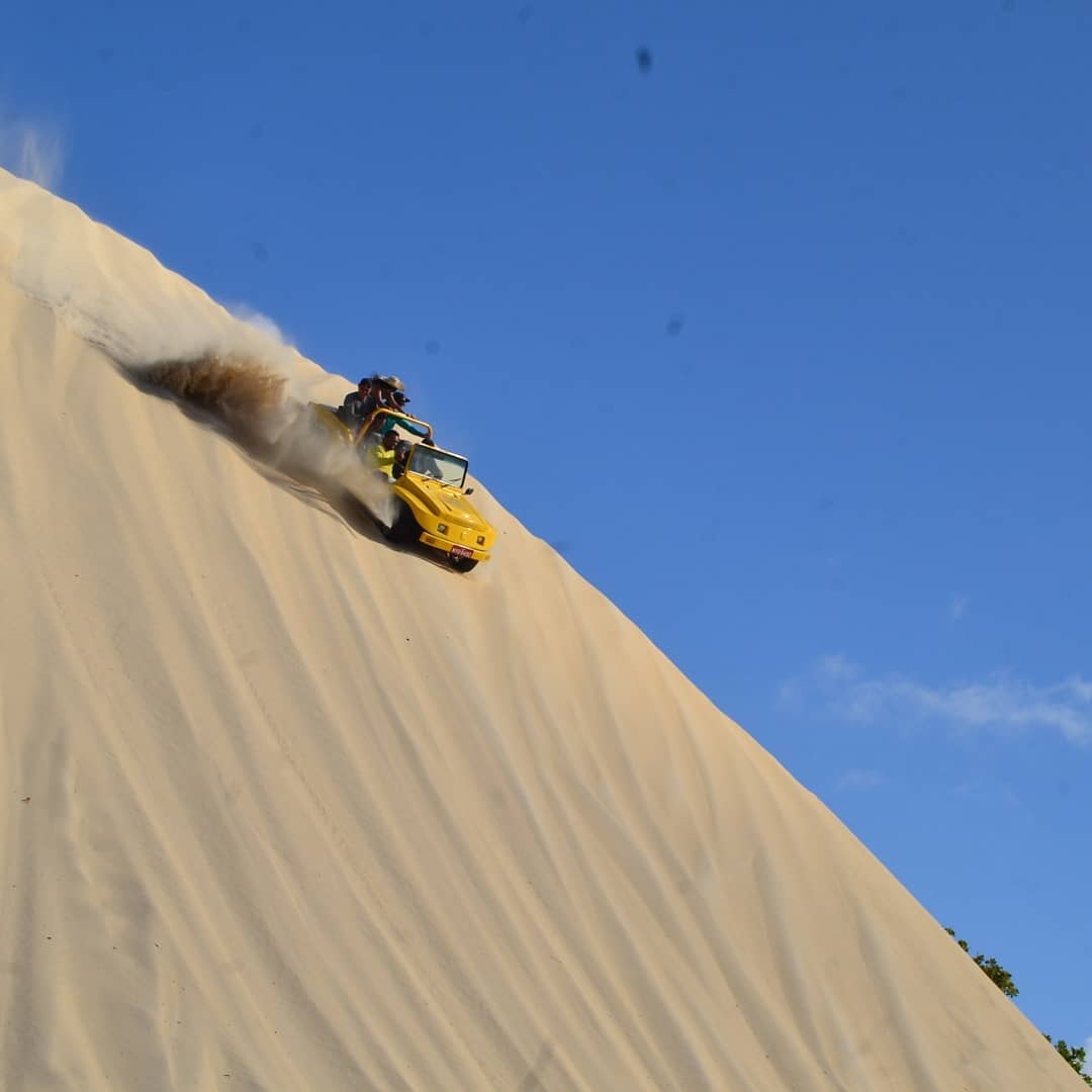 Buggy descendo as dunas de Genipabu com emoção — passeio particular Cabra da Peste Tour