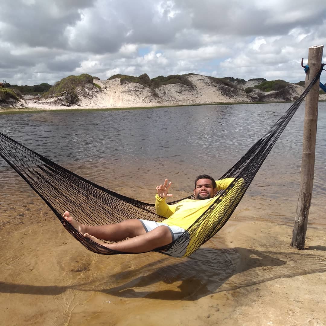Rede à beira da Lagoa de Jacumã cercada por dunas — passeio Cabra da Peste Tour