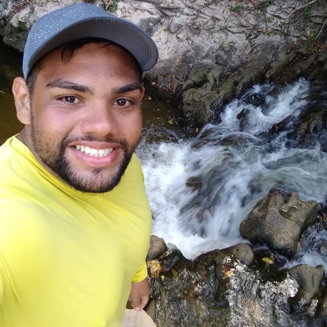 Trilha e nascente de rio em passeio de aventura — Cabra da Peste Tour